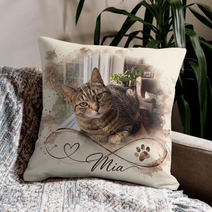 Personalisiertes Kissen mit Katze, Unendlichkeitszeichen, Herz und Pfote vor einer Zimmerpflanze