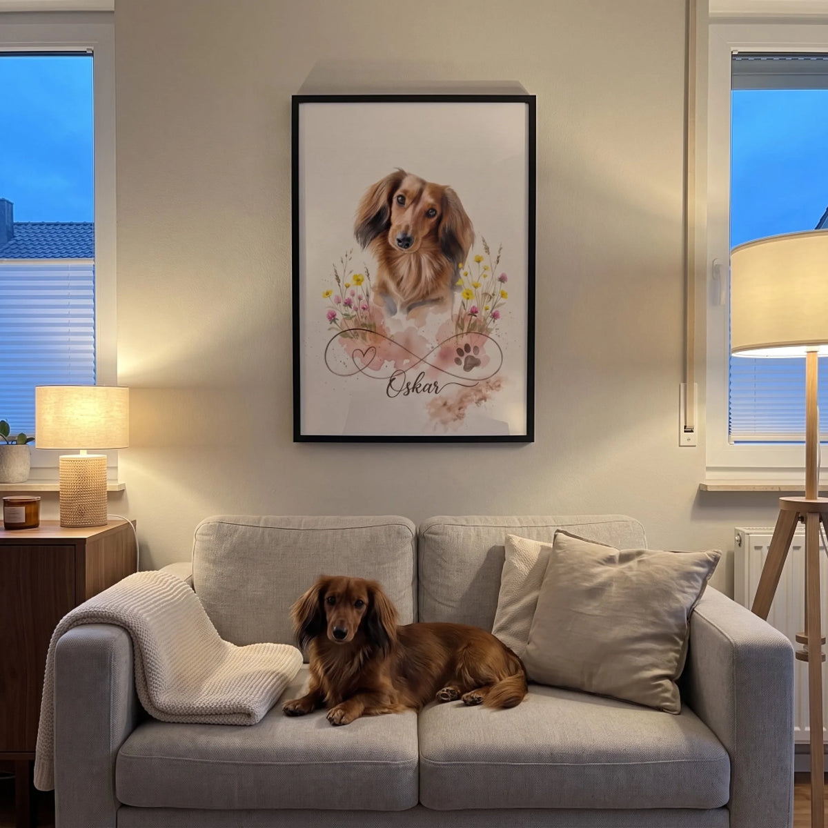Personalisiertes Poster Unendliche Liebe mit Dackel und Name über dem Sofa, der Dackel liegt darunter