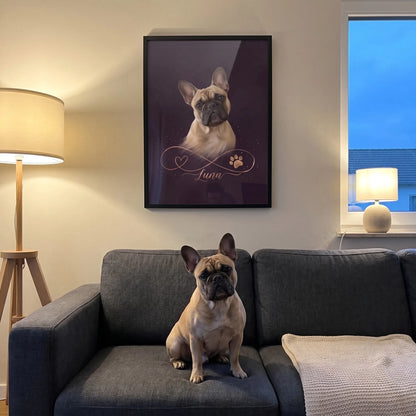 Gold-Poster mit Französischer Bulldogge und Name im schwarzen Rahmen, die Bulldogge sitzt darunter auf dem Sofa