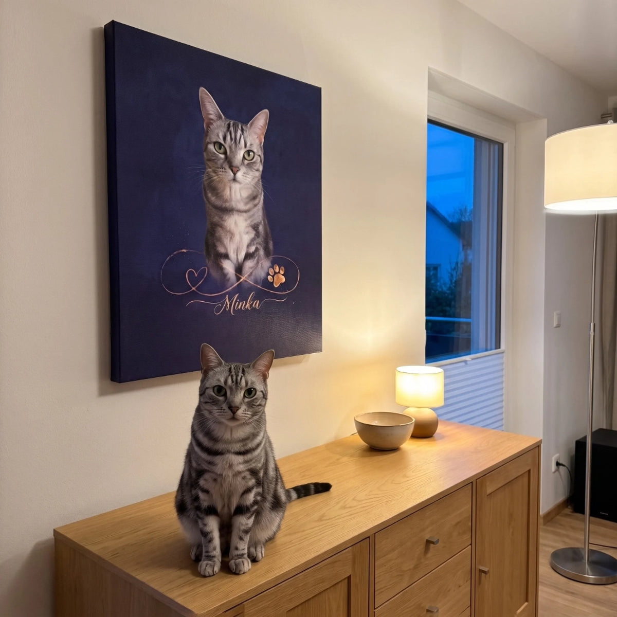 Leinwand Unendliche Liebe Gold mit getigerter Katze und Name, die Katze sitzt darunter auf dem Sideboard