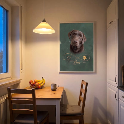 Gold-Poster mit braunem Labrador und Name im weißen Rahmen in der Küche