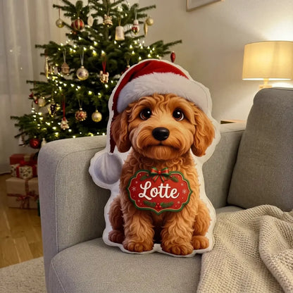 Formkissen Hund mit roter Weihnachtsmütze und Namensschild auf dem Sofa vor dem Weihnachtsbaum