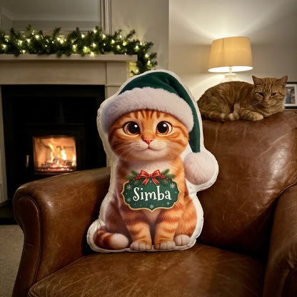 Formkissen Katze mit grüner Weihnachtsmütze auf dem Ledersessel vor dem Kamin