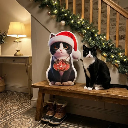 Formkissen Katze mit roter Weihnachtsmütze auf der Flurbank, schwarz-weiße Katze sitzt daneben