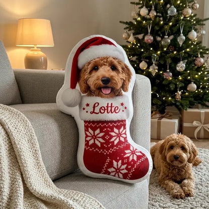 Formkissen Weihnachtsstiefel mit Hund in roter Mütze und Name am Weihnachtsbaum, der Hund liegt daneben