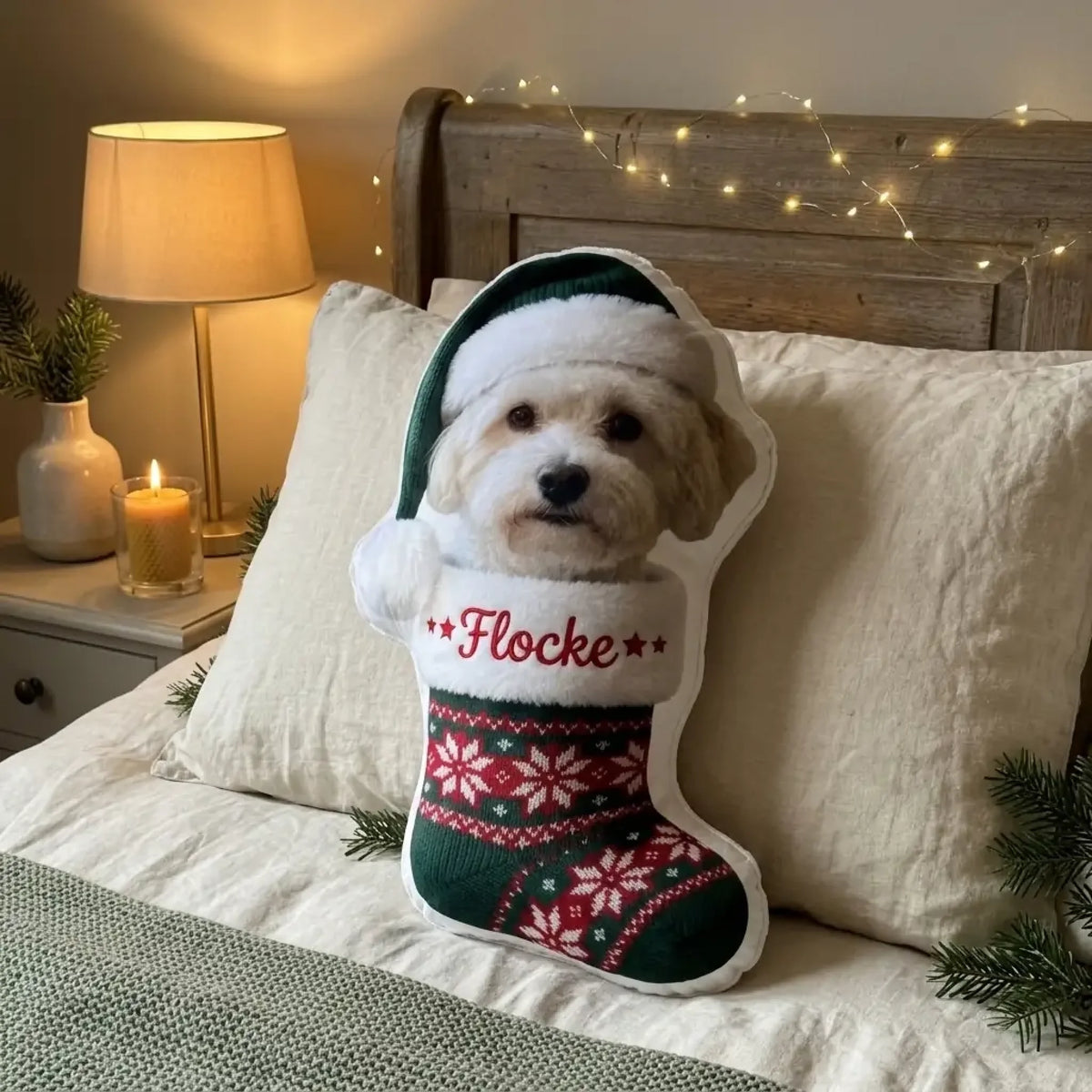 Weihnachtskissen Hund im grünen Stiefel mit grüner Mütze auf dem Bett