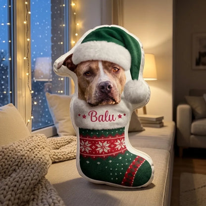 Formkissen Weihnachtsstiefel grün mit Hund in grüner Mütze auf der Fensterbank
