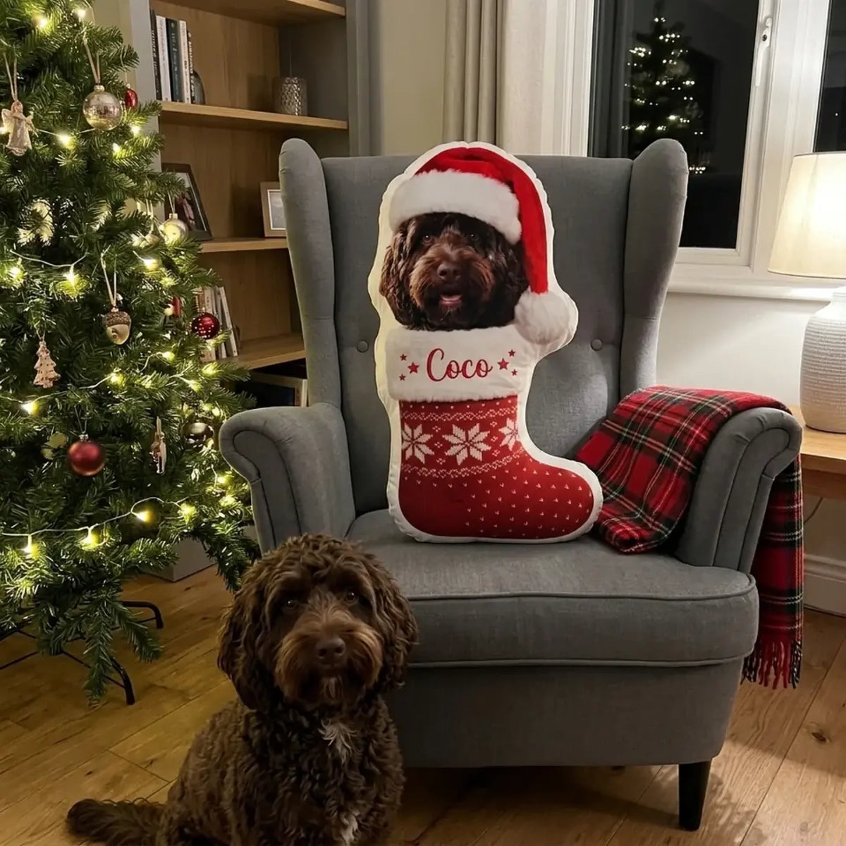 Weihnachtsstiefel-Kissen mit lockigem Hund im Ohrensessel am Weihnachtsbaum
