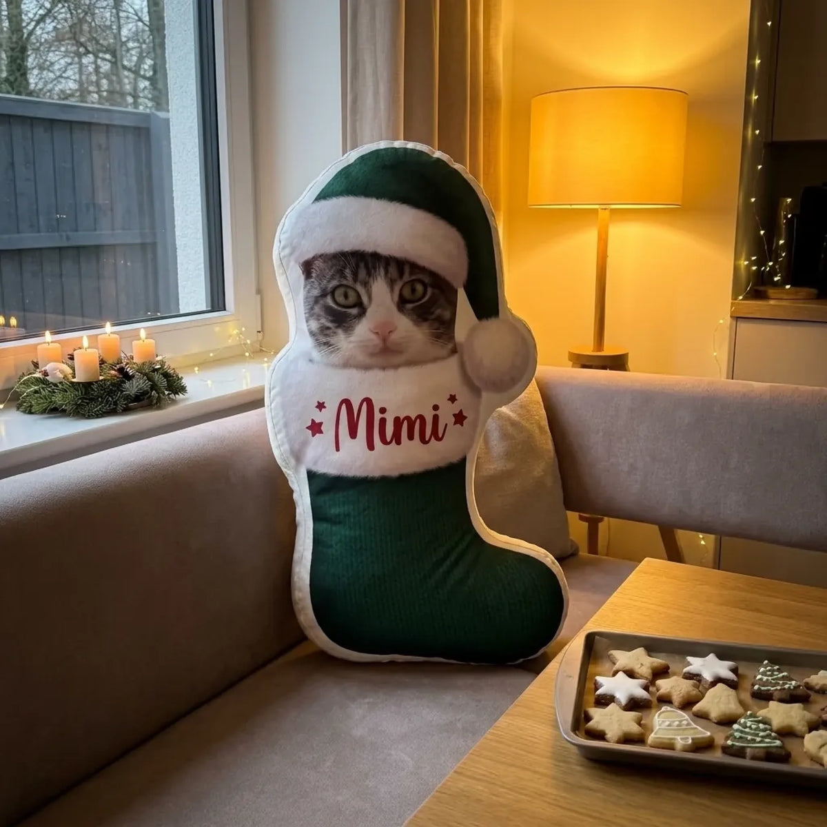 Formkissen Weihnachtsstiefel mit Katze in grüner Mütze auf der Küchenbank neben Plätzchen