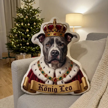 Hundeportrait als König mit Krone und Hermelinmantel als Formkissen auf dem Sofa vor dem Weihnachtsbaum