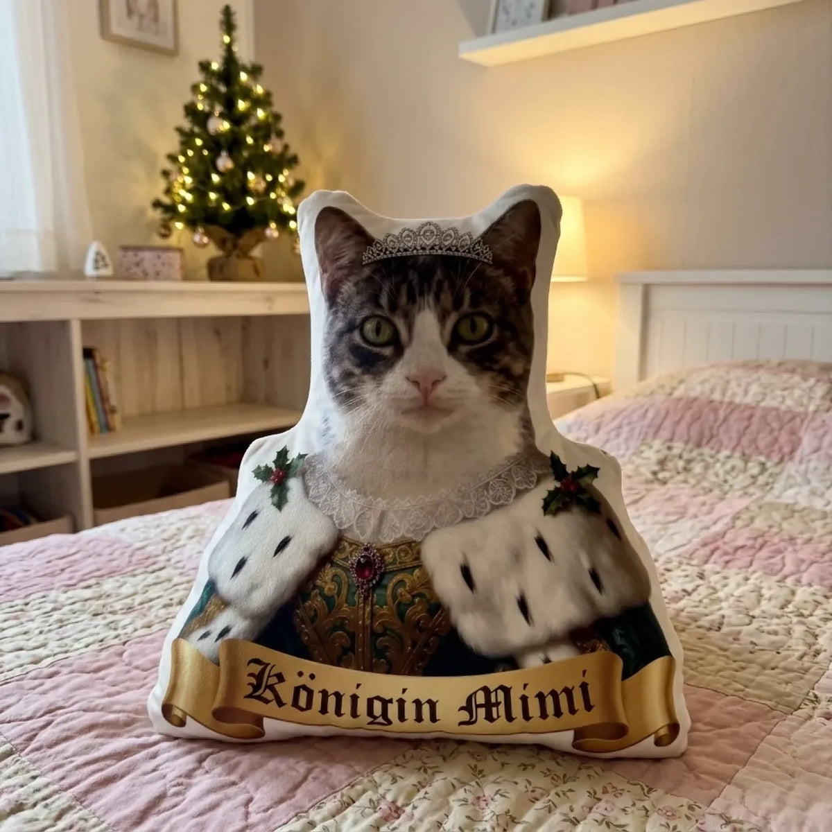 Personalisiertes Formkissen Katze als Königin mit Diadem auf dem Bett im Kinderzimmer