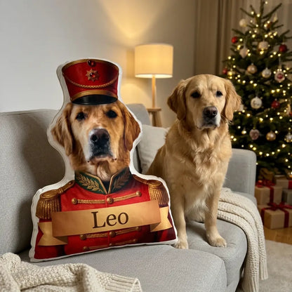 Formkissen Nussknacker mit Golden Retriever in roter Uniform auf dem Sofa, der Hund sitzt daneben
