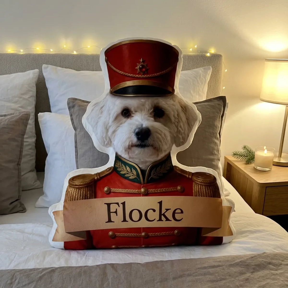 Personalisiertes Formkissen Nussknacker mit weißem Hund in roter Uniform auf dem Bett