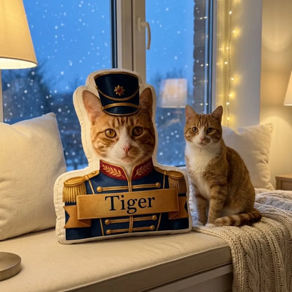 Formkissen Nussknacker mit roter Katze in blauer Uniform auf der Fensterbank, die Katze sitzt daneben