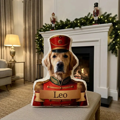 Nussknacker-Kissen mit Hundefoto in roter Uniform vor dem weihnachtlichen Kamin