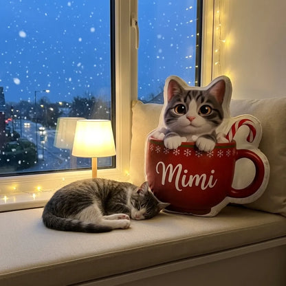 Kissen in Becherform mit Katze und Zuckerstange auf der Fensterbank im Schnee