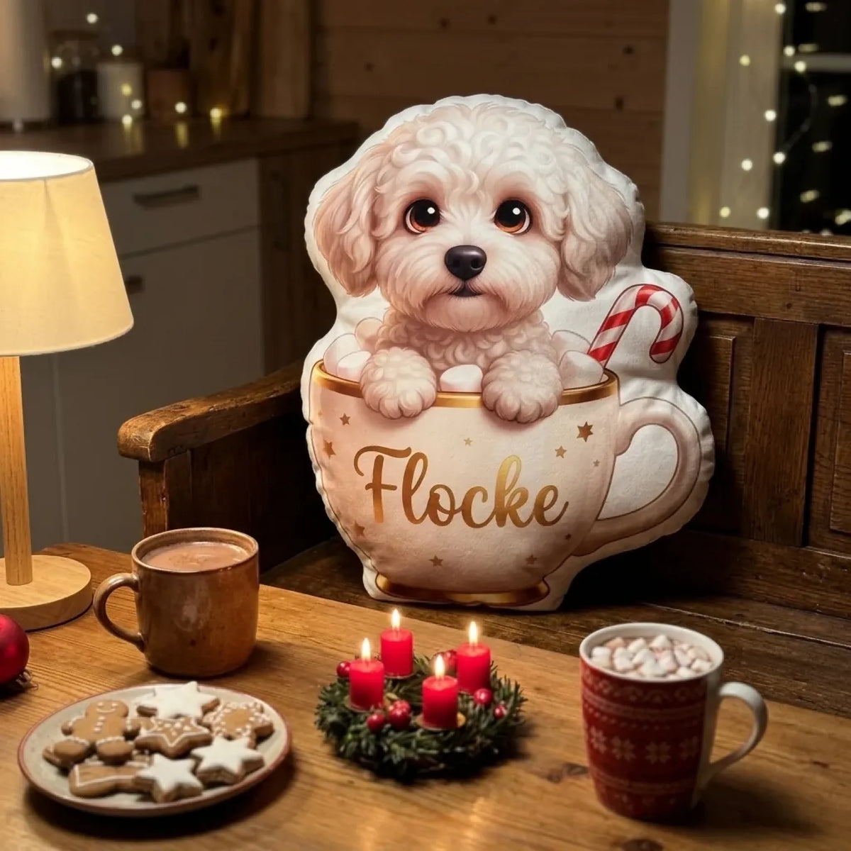 Formkissen Kakao-Becher mit weißem Hund auf dem Tisch neben Kakao und Plätzchen