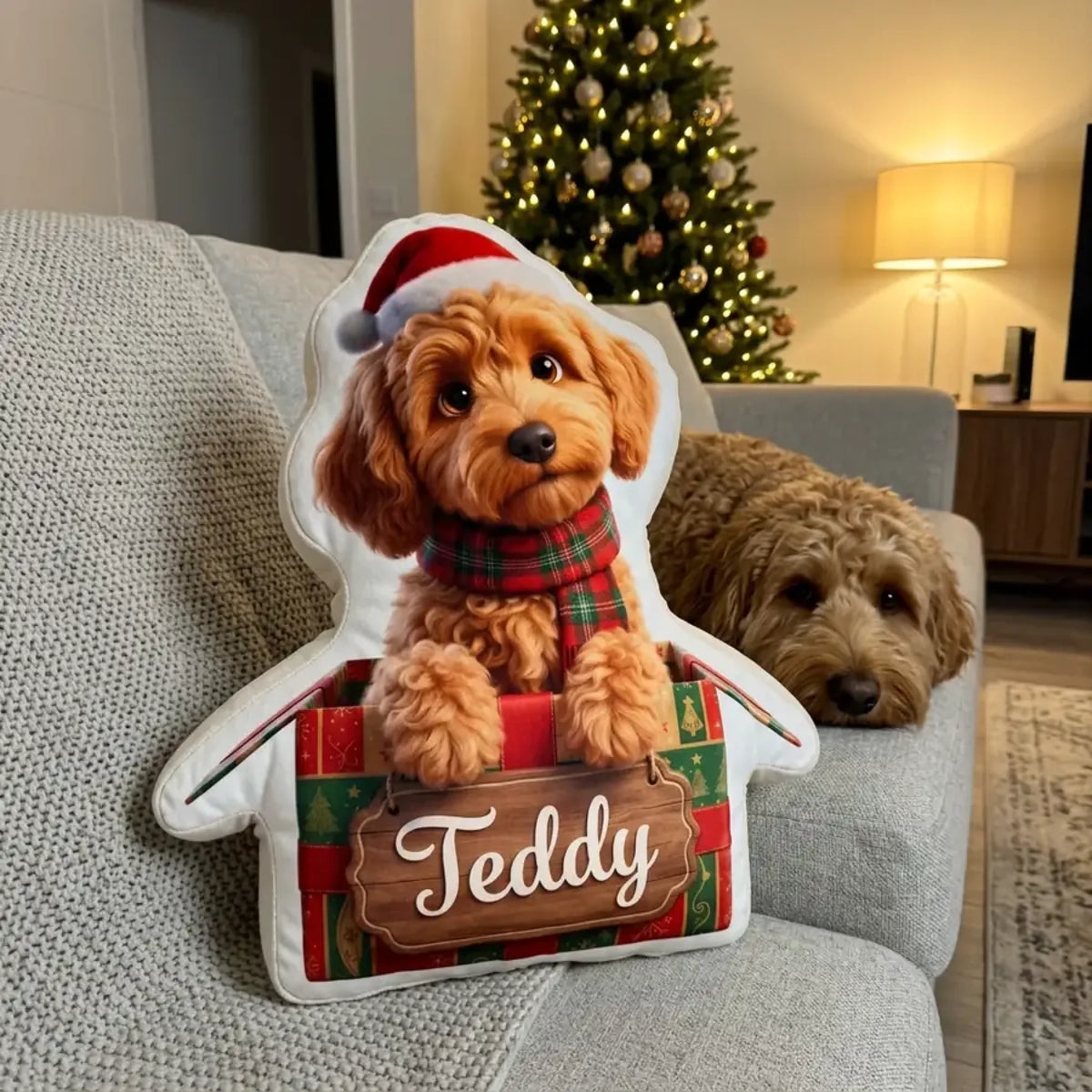 Kissen in Hundeform mit lockigem Hund im Geschenk und Namensschild auf dem Sofa