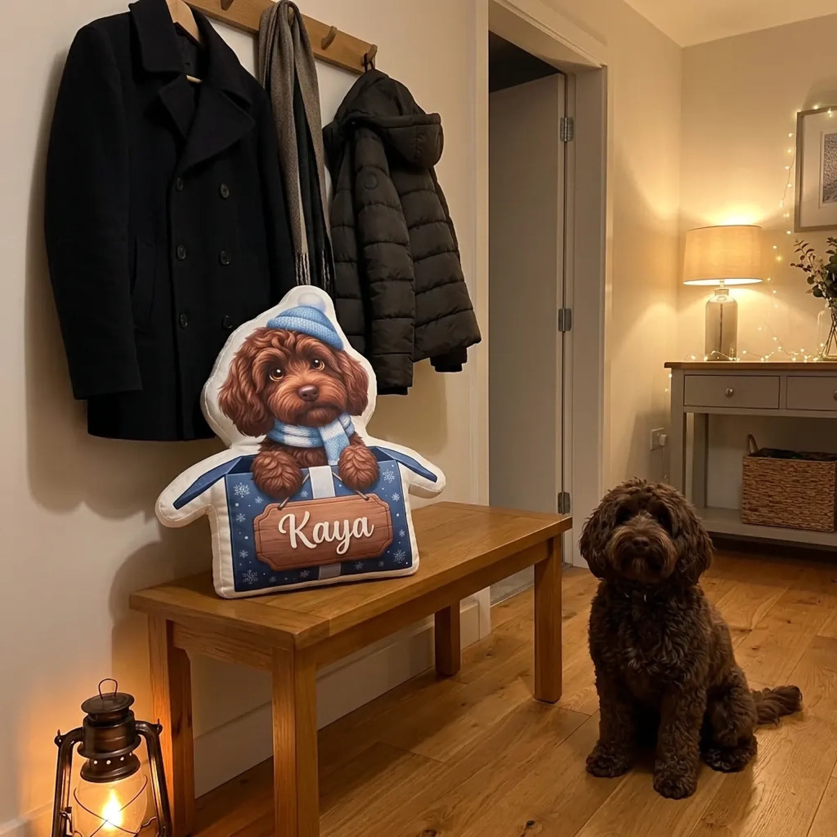 Formkissen Geschenk mit lockigem Hund in Blau auf der Flurbank, der Hund sitzt davor