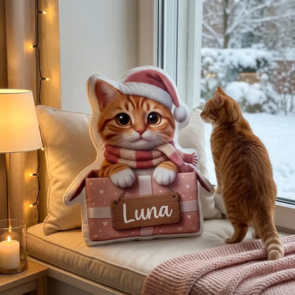 Formkissen Katze im rosa Geschenk mit Namensschild am Fenster, die Katze schaut hinaus