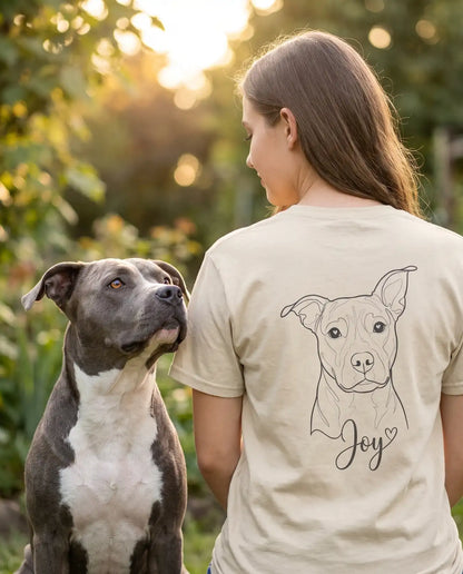 Frau mit American Staffordshire Terrier trägt personalisiertes T-Shirt Dog Love mit Hundeporträt-Backprint im Garten
