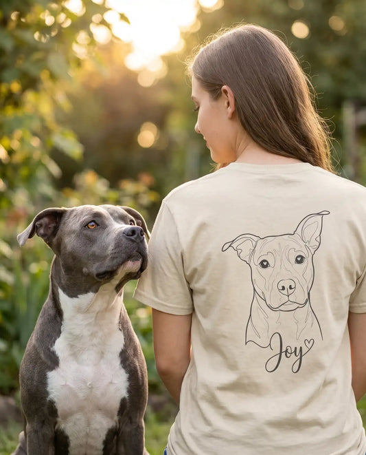 Frau mit American Staffordshire Terrier trägt personalisiertes T-Shirt Dog Love mit Hundeporträt-Backprint im Garten