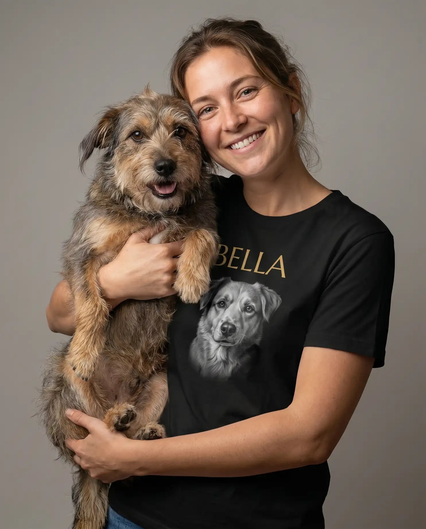 Femme avec son chien portant un t-shirt personnalisé avec le portrait de son animal