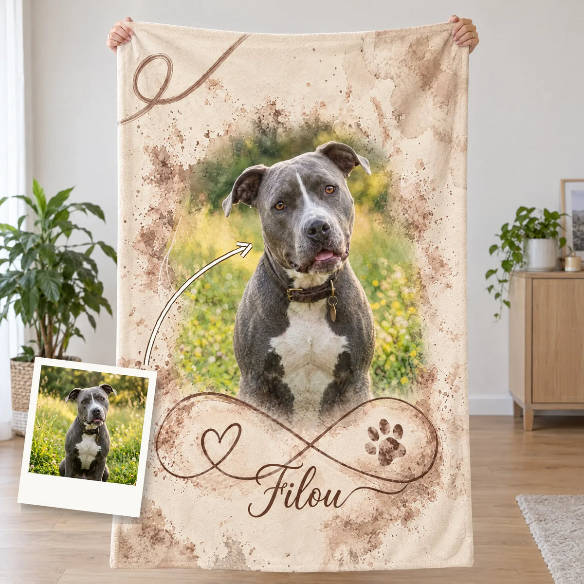 Personalisierte Decke mit Hundefoto und Namen, flach gehalten, mit Polaroid des Originalfotos