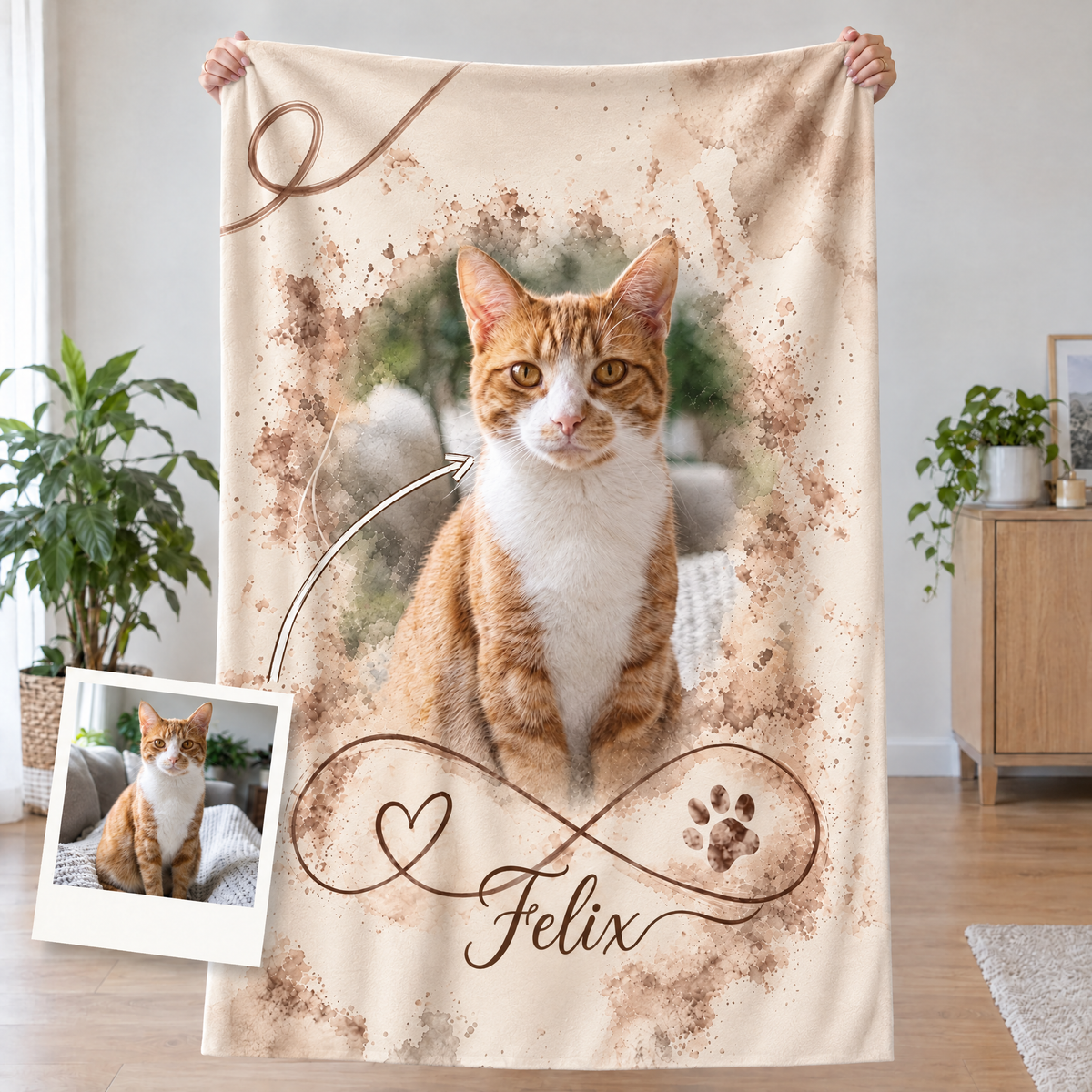 Personalisierte Decke mit Katzenfoto und Namen, gehalten, mit Polaroid des Originalfotos